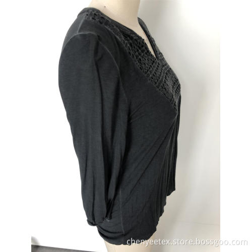 Long sleeves with v-neck and small buttons